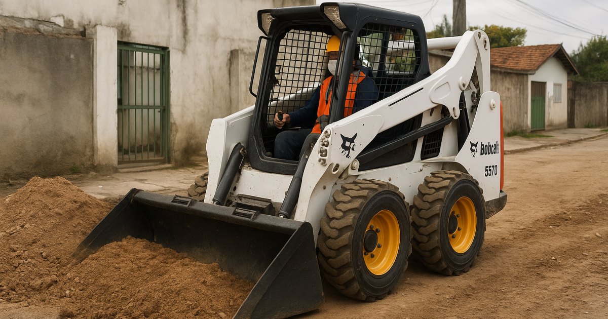 Mini Carregadeira Compacta (Bobcat) em obra urbana na Azenha, Porto Alegre/RS