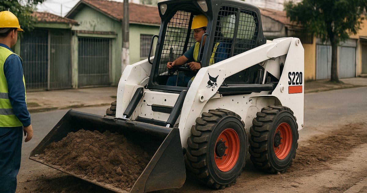 Mini Carregadeira Compacta (Bobcat) em operação para movimentação de materiais em obra no bairro São João, Porto Alegre/RS