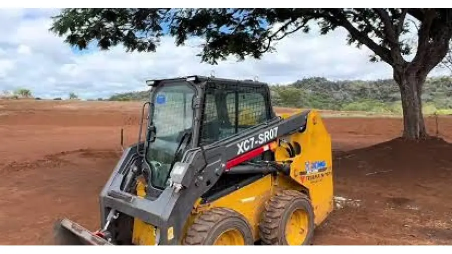 Mini Carregadeira Compacta (Bobcat) em obra urbana na Azenha, Porto Alegre/RS