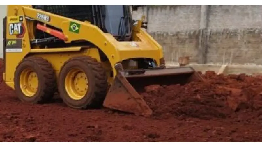 Mini Carregadeira Compacta (Bobcat) em operação em obra urbana na Floresta, Porto Alegre/RS