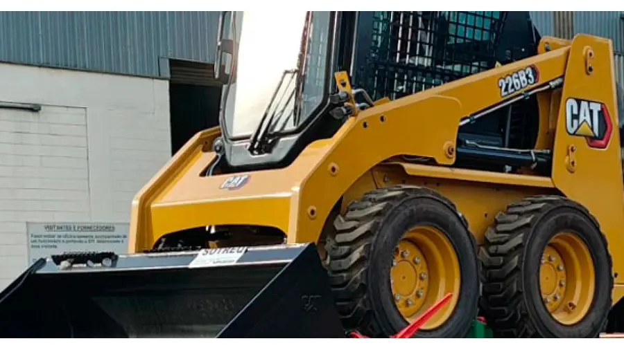Mini Carregadeira Compacta (Bobcat) em obra urbana na Floresta, Porto Alegre/RS