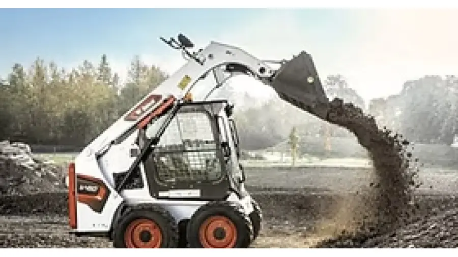Mini Carregadeira Compacta (Bobcat) em obra urbana em Higienópolis, Porto Alegre/RS