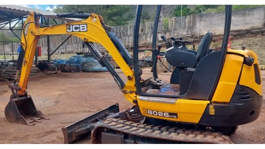 Mini Carregadeira Compacta (Bobcat) em obra no Jardim Botânico, Porto Alegre/RS