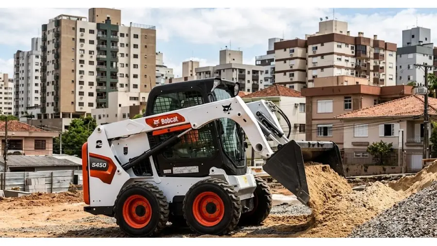 Mini Carregadeira Compacta (Bobcat) em obra no Mont'Serrat, Porto Alegre/RS