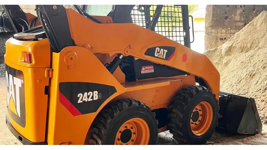 Mini Carregadeira Compacta (Bobcat) em obra urbana no bairro São João, Porto Alegre/RS
