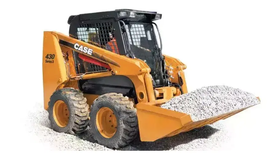 Mini Carregadeira Compacta (Bobcat) em obra urbana em São João, Porto Alegre/RS