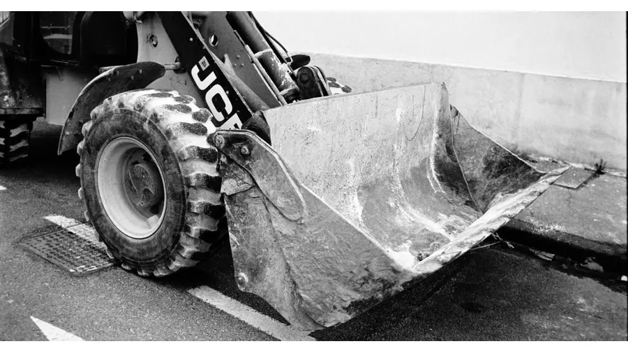 Mini Carregadeira Compacta (Bobcat) em obra na Tristeza, Porto Alegre/RS