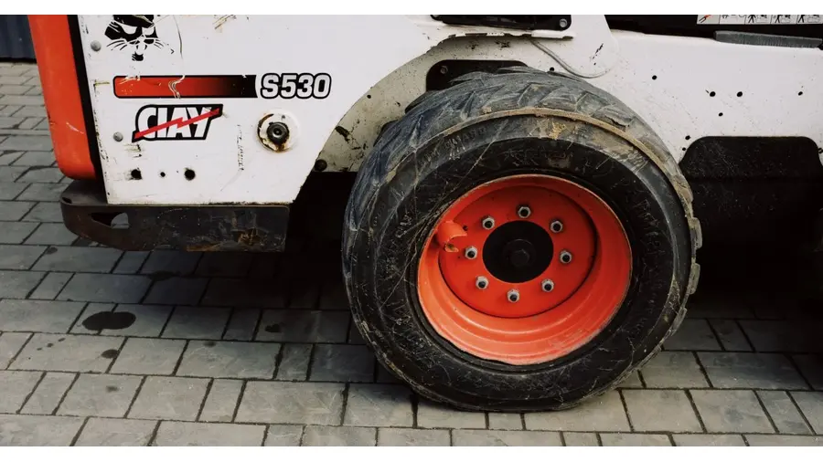 Mini Carregadeira Compacta (Bobcat) em operação em obra urbana no bairro Petrópolis, Porto Alegre/RS