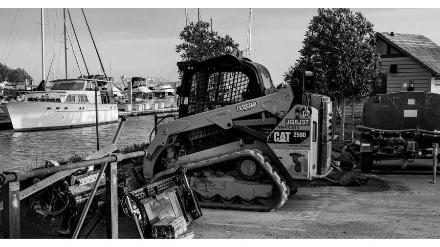 Mini Carregadeira Compacta (Bobcat) em obra na Restinga, Porto Alegre/RS