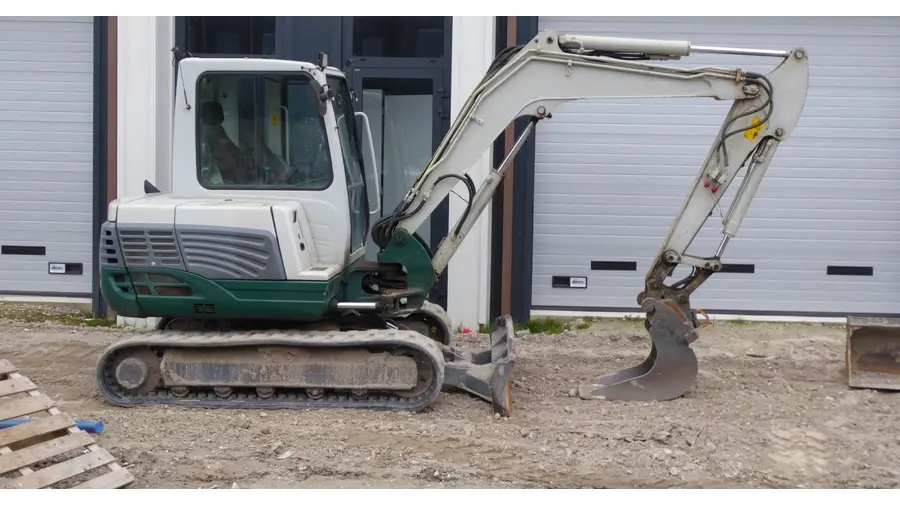 Mini-Escavadeira em obra urbana no bairro São João, Porto Alegre/RS