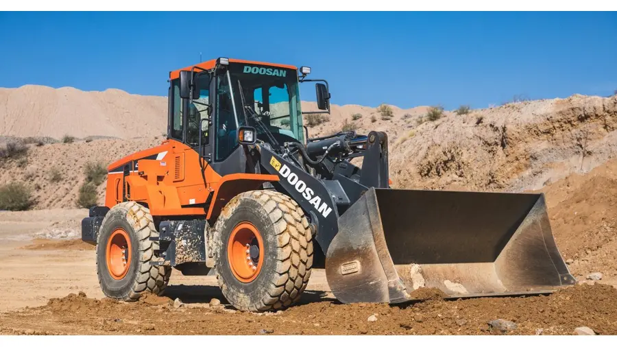 Mini Carregadeira Compacta (Bobcat) em obra urbana na Floresta, Porto Alegre/RS