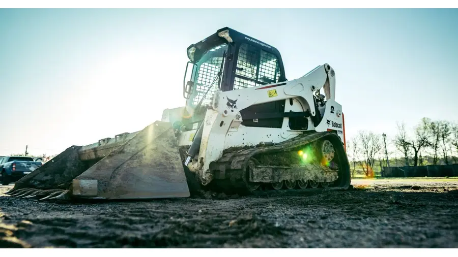 Limpeza de terreno com máquina compacta em Tristeza, Porto Alegre/RS