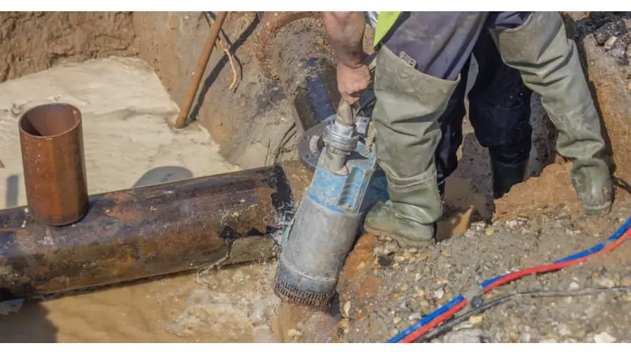 Drenagem temporária de água suja em Santana, Porto Alegre/RS: método executivo com Motobomba Eletroplas MBC para esgotamento controlado em manutenção predial